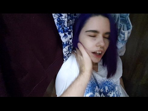 ❤️ Nire ahizpa armairuan aurkitu eta lagundu zion esperma ❤ Super pornoa gugan ❌