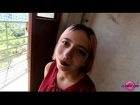 ❤️ Ikasle sentsuak arrotz bat zurrupatzen du kanpoaldean - Cum On His Face ❤ Super pornoa gugan ❌