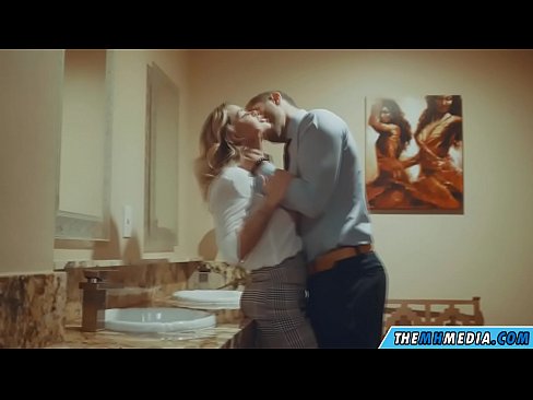 ❤️ Ilehoria busti batek komun publiko batean seduzitzen zaituenean ❤ Super pornoa gugan ❌